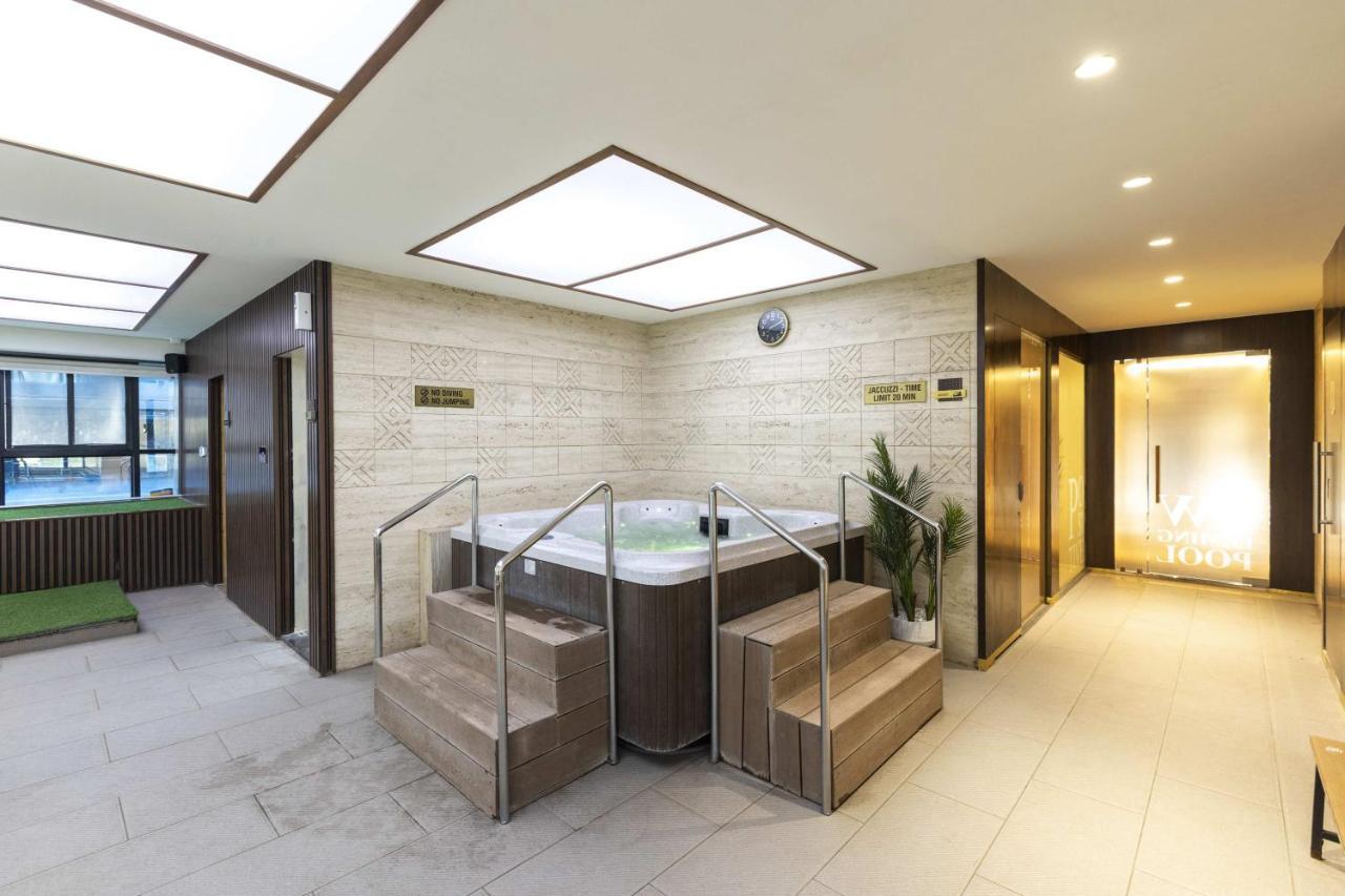 Ramee International Surat Exterior foto