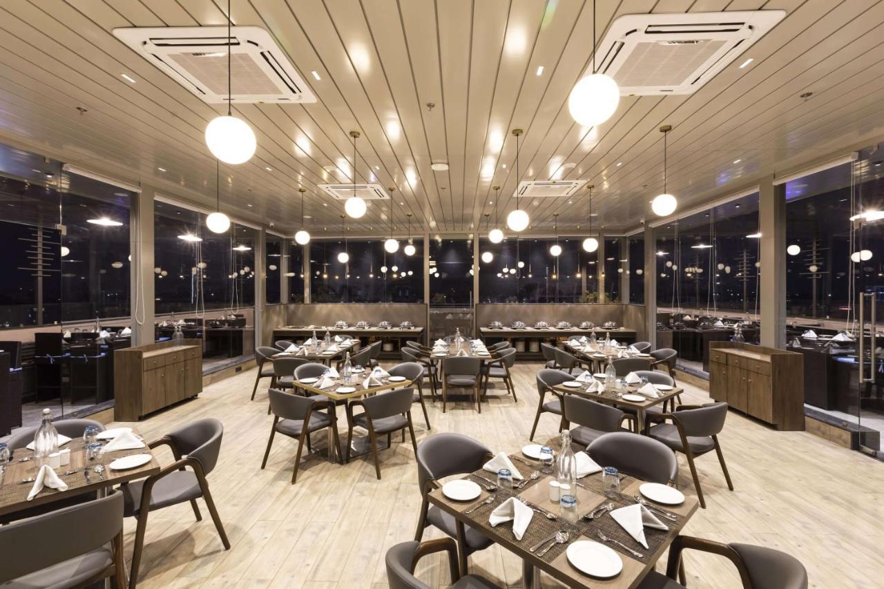 Ramee International Surat Exterior foto